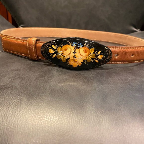 Brown belt with painted buckle - Picture 2 of 2